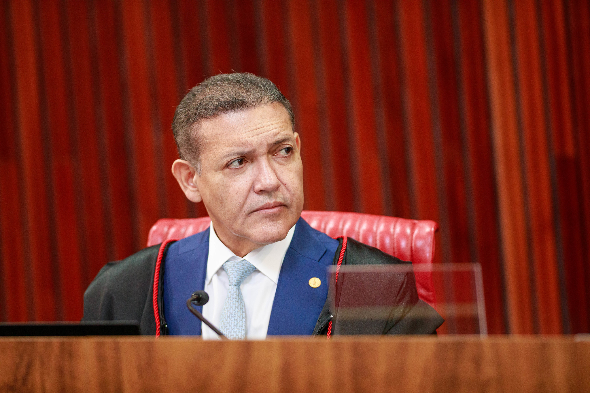 Kassio Nunes acuado no TSE assiste Gilmar autorizar Bolsa Família durante campanha