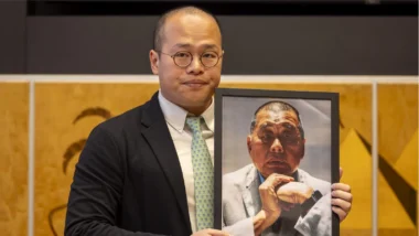 Sebastian Lai exibe retrato do pai, Jimmy Lai: preso por fundar jornal independente.