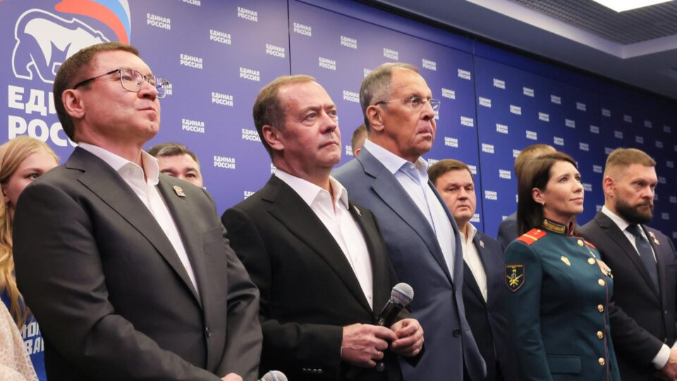 Partido de Putin vence eleição para Parlamento fantoche da Rússia