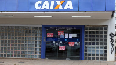 Agência da Caixa em Brasília fechada por causa de greve. Categoria decide nesta segunda-feira (21) se aceita proposta do banco e retoma atividades
