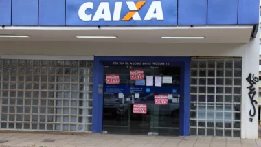Agência da Caixa em Brasília fechada por causa de greve. Categoria decide nesta segunda-feira (21) se aceita proposta do banco e retoma atividades