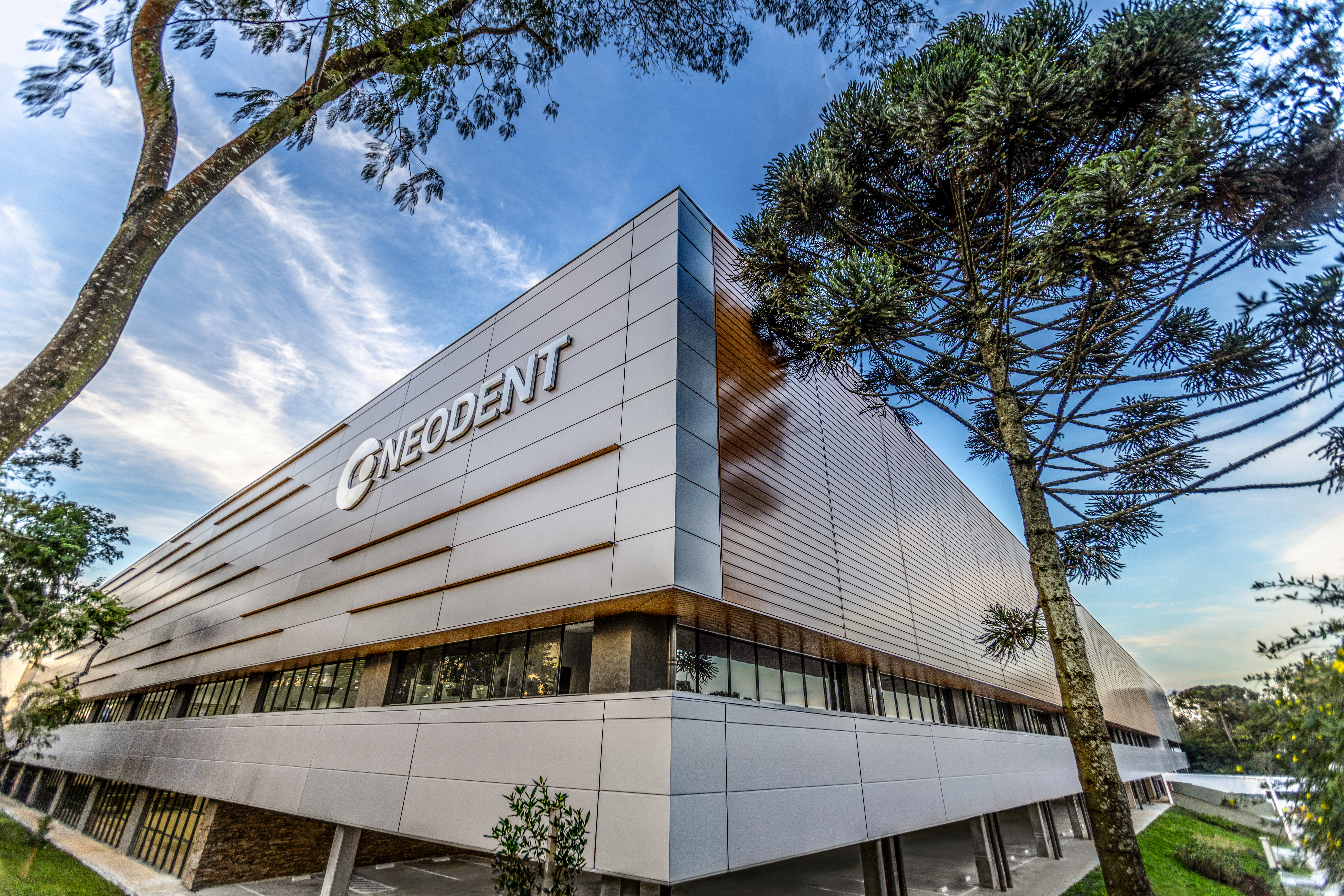 Neodent inaugura um dos maiores complexos industriais de implantes dentários do mundo com investimento de até R$ 2 bilhões 