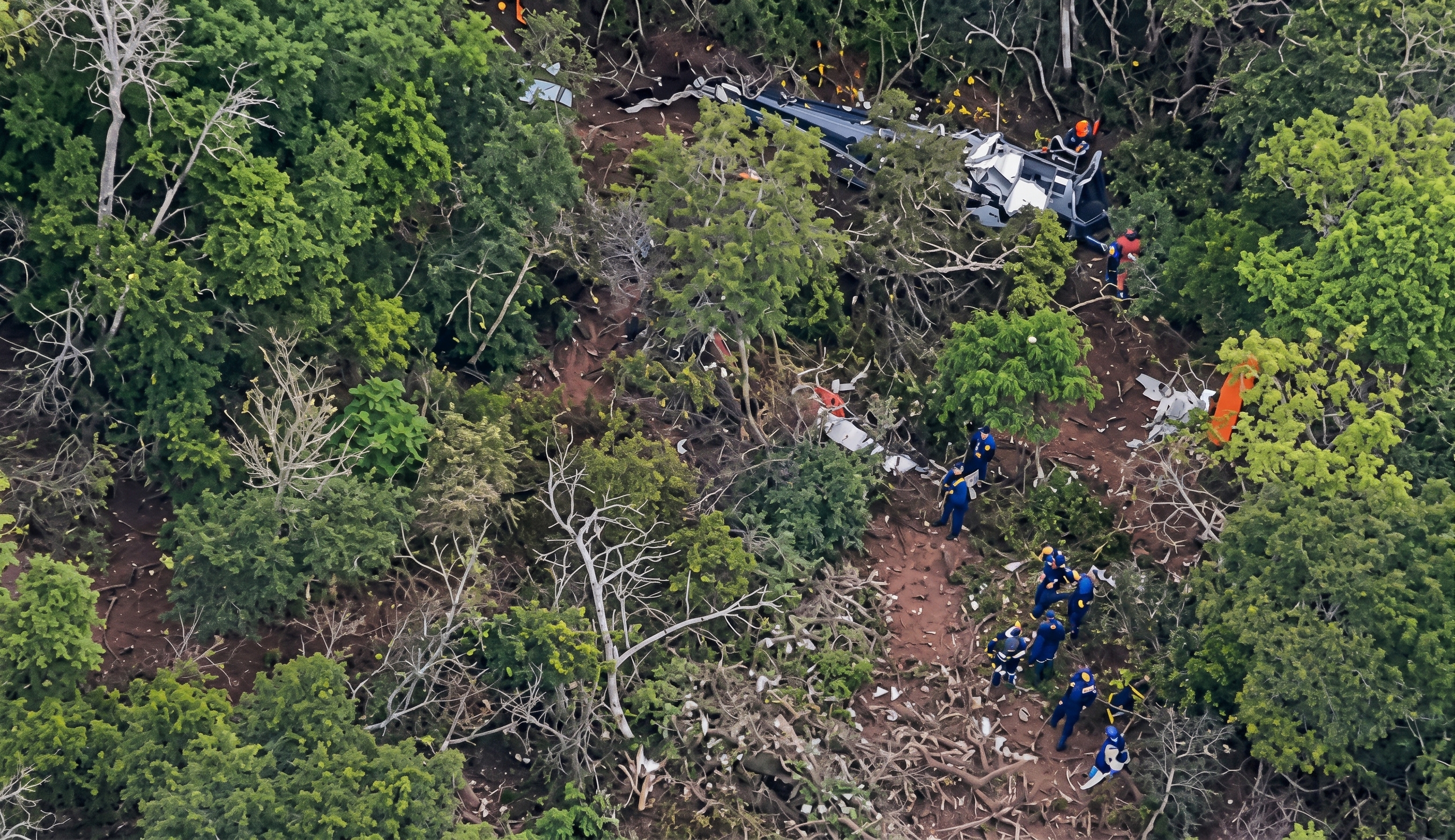 Helicóptero cai em Iaras (SP) durante voo com destino a Londrina (PR).