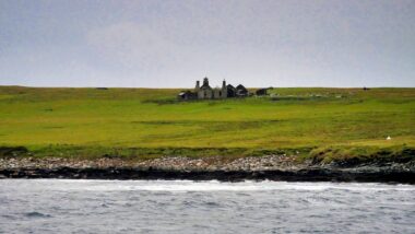 Foi durante a escavação que os estudantes encontraram pistas de uma possível igreja da era Viking escondida sob uma construção posterior.