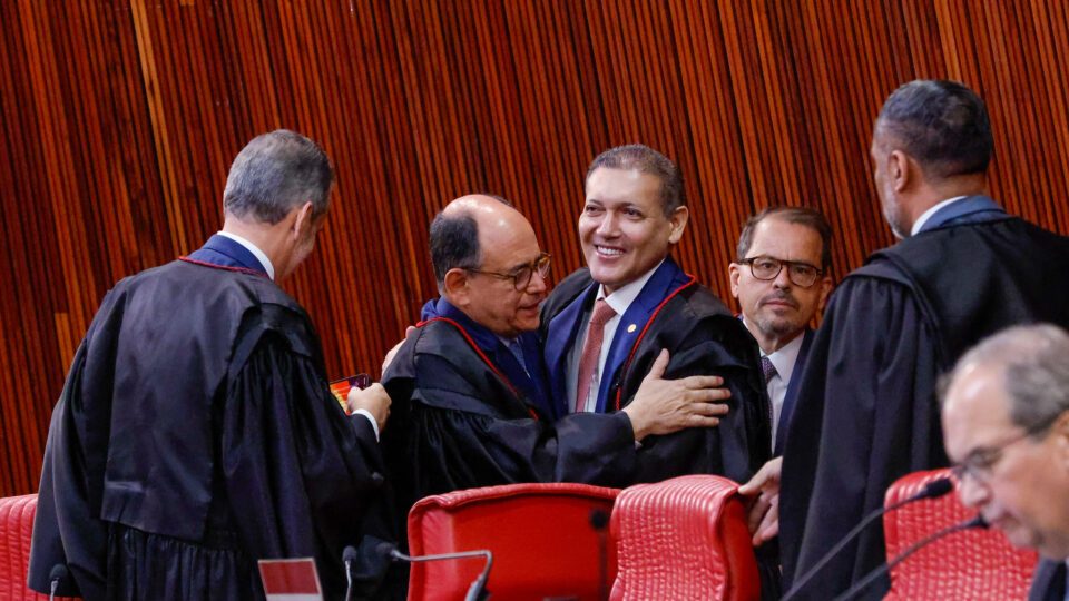 Ministro que julgou disparos em massa de Bolsonaro, cassação de Castro e uso de igrejas deixa o TSE