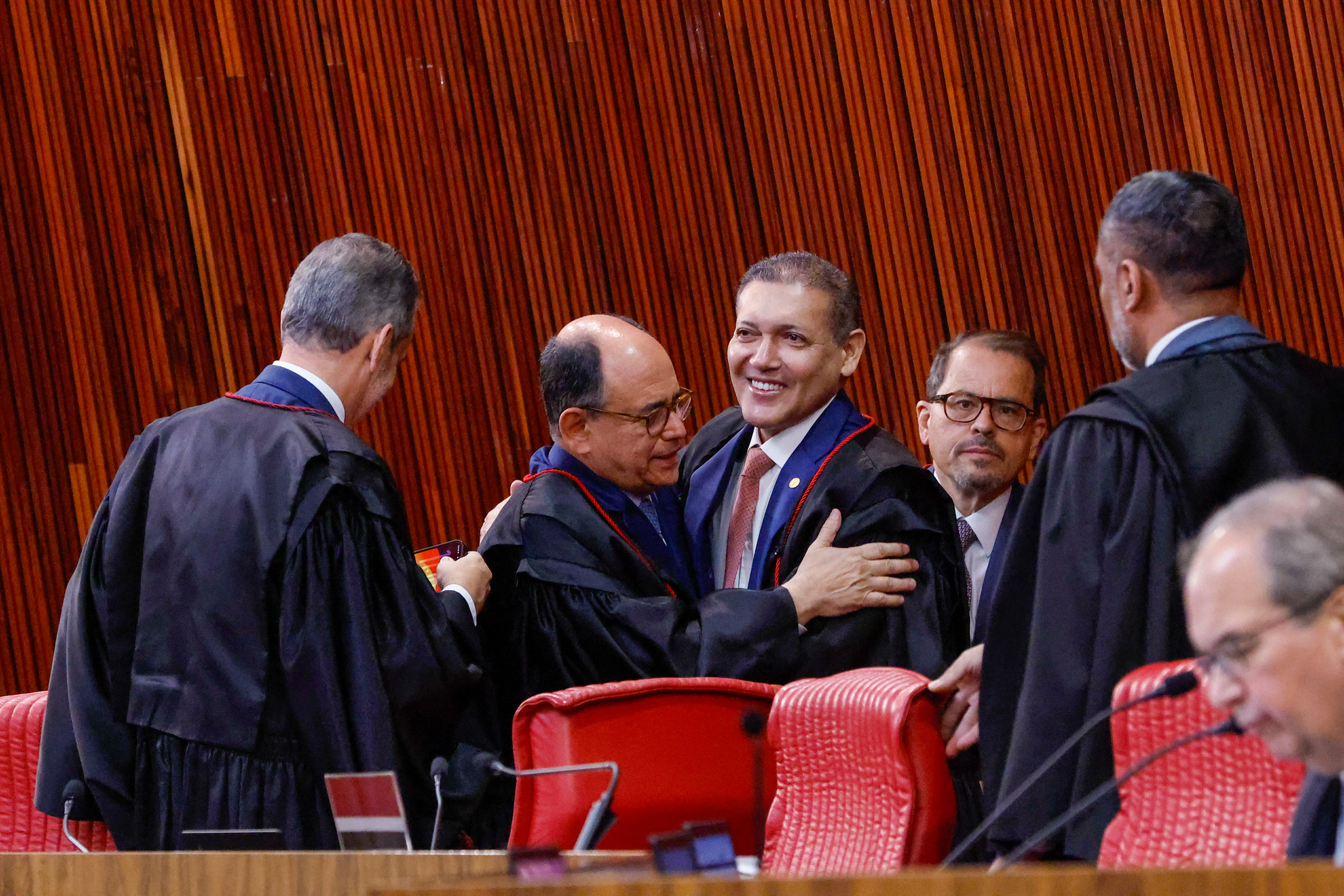 Ministro que julgou disparos em massa de Bolsonaro, cassação de Castro e uso de igrejas deixa o TSE