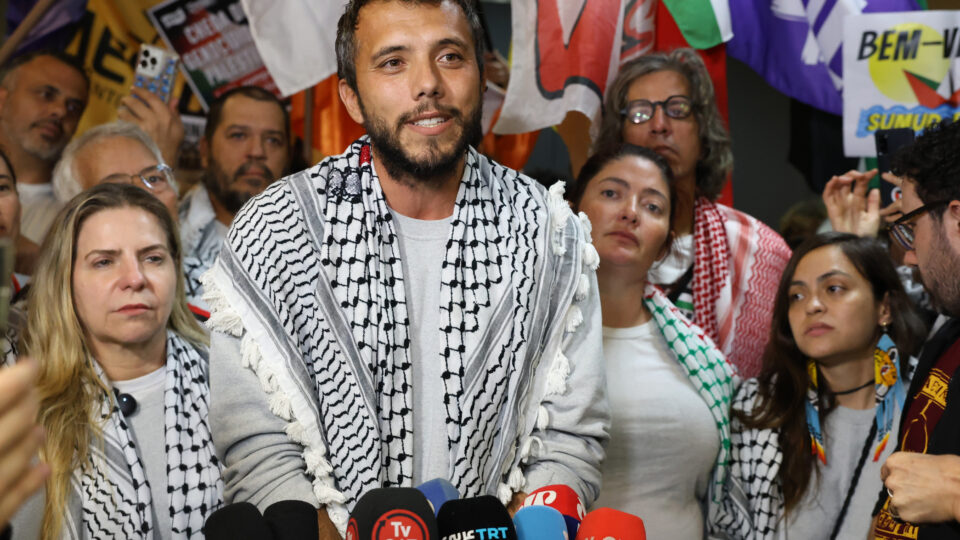 Ativista pró-Palestina vandaliza placa da rua Estado de Israel com slogan antissemita em SP