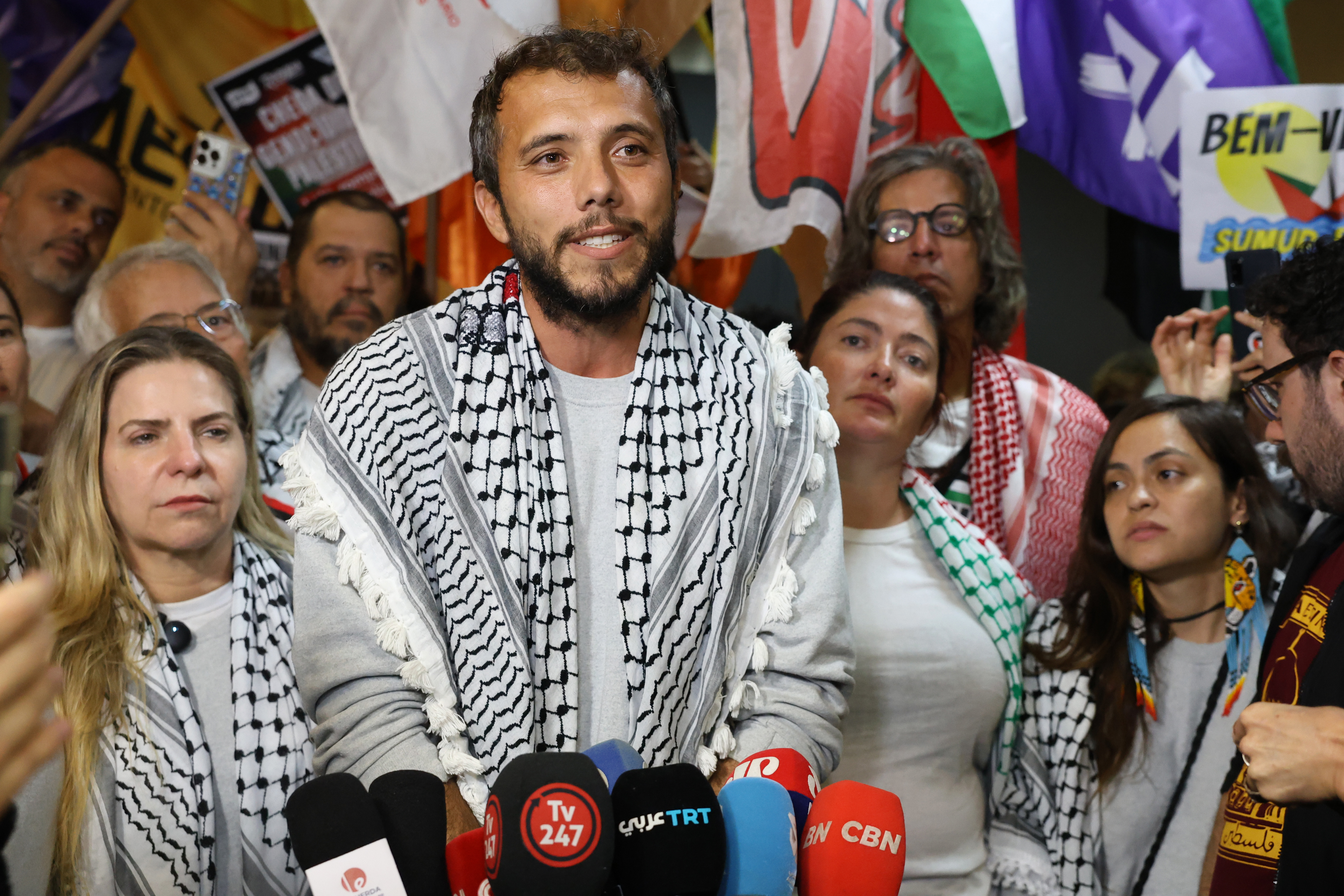 Ativista pró-Palestina vandaliza placa da rua Estado de Israel com slogan antissemita em SP