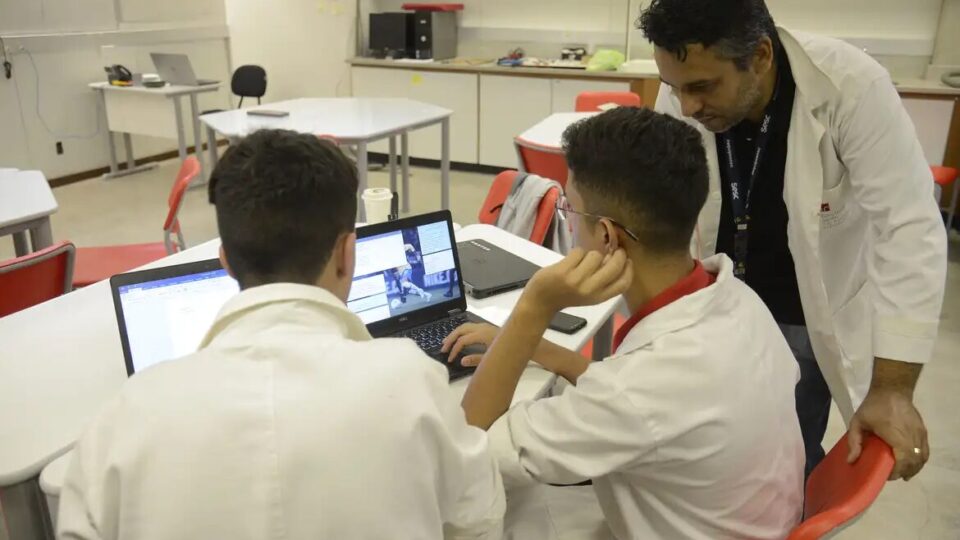 Muito além do “faz-tudo”: o verdadeiro papel do estágio e da aprendizagem no futuro do trabalho