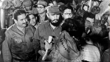 Fidel Castro conversa com trabalhadores durante a safra de açúcar em Cuba: a ditadura recebeu jovens americanos que pagaram para cortar cana e viver a experiência do comunismo
