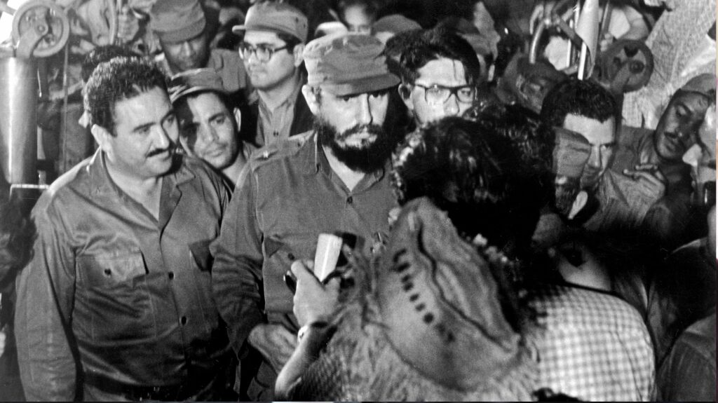 Fidel Castro conversa com trabalhadores durante a safra de açúcar em Cuba: a ditadura recebeu jovens americanos que pagaram para cortar cana e viver a experiência do comunismo