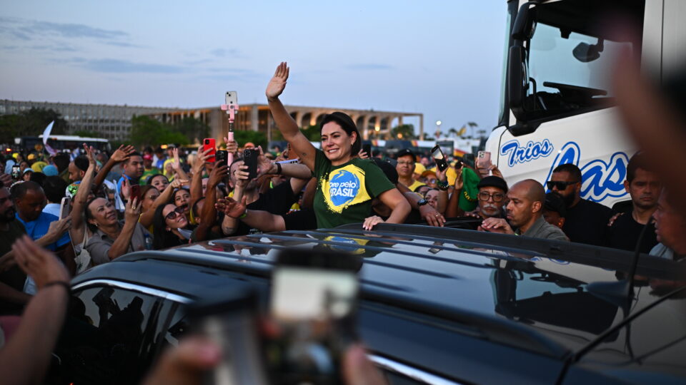 Michelle protesta contra proibição de mostrar  Bolsonaro em propaganda eleitoral