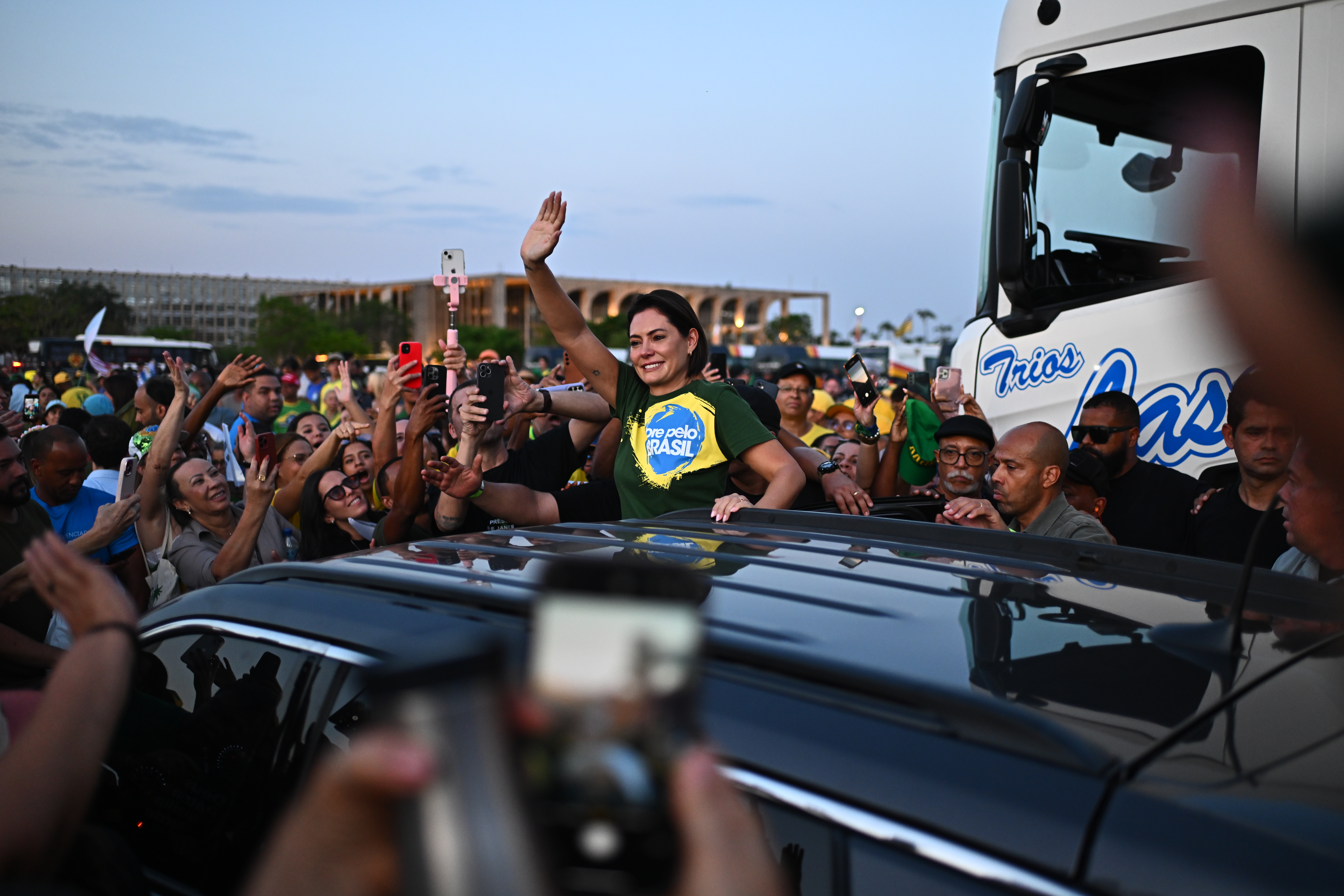Michelle protesta contra proibição de mostrar  Bolsonaro em propaganda eleitoral
