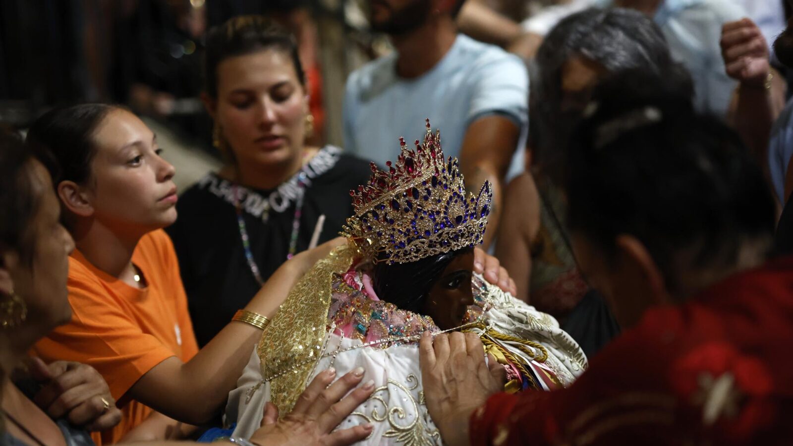 Fiéis durante missa em Saintes-Maries-de-la-Mer, no sula  da França.