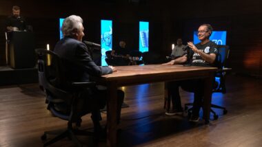 Lula e Flávio Bolsonaro ficaram fora do debate do Flow e foram alvo de ataques.