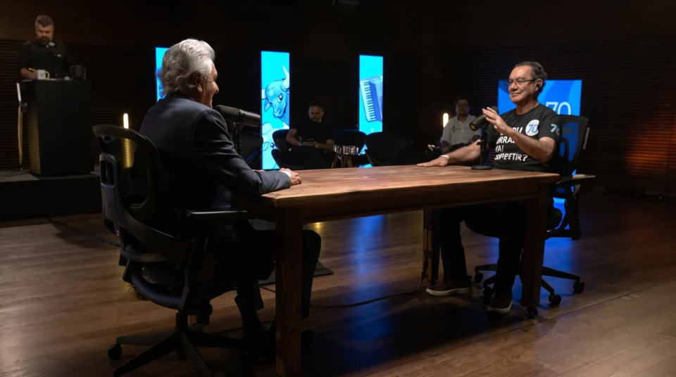 Lula e Flávio Bolsonaro ficaram fora do debate do Flow e foram alvo de ataques.