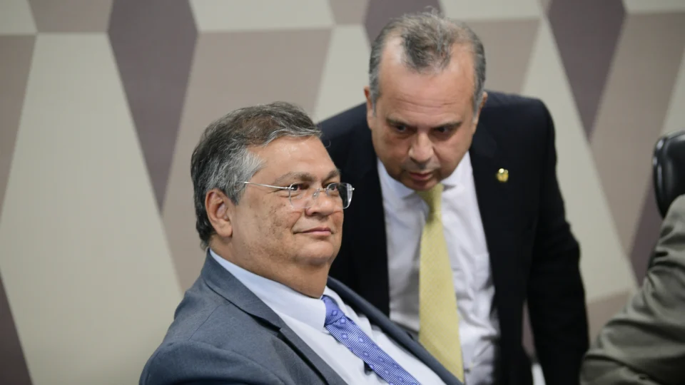Senador avalia que caso "virou um monstro" nas mãos do ministro e fala em reforma do Judiciário.