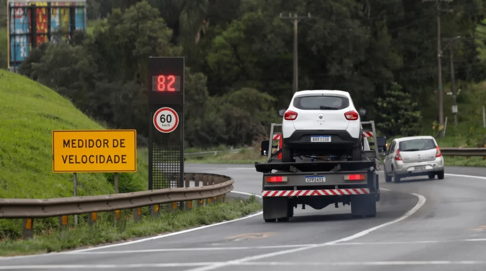 ANTT suspende operação de radares de velocidade média para novos estudos técnicos no Paraná.