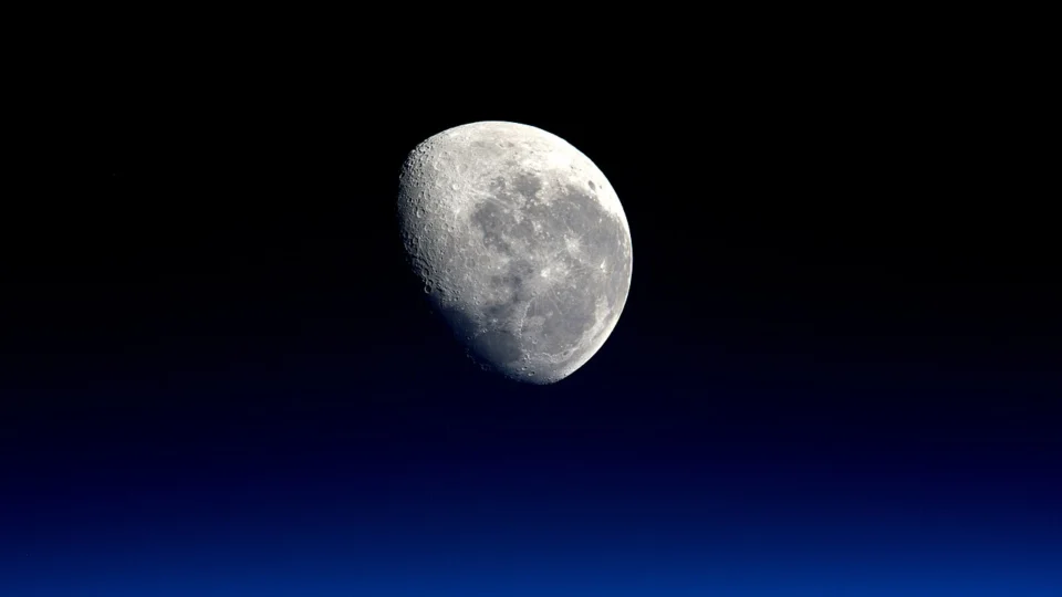 Mesmo constantemente observada por sondas, a Lua ainda revela novas marcas deixadas pela colisão com rochas espaciais.