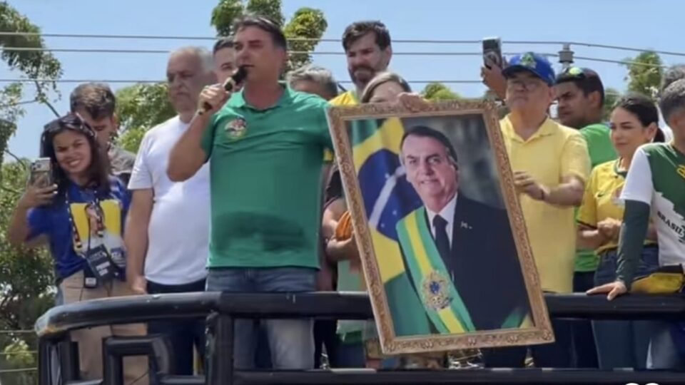 Flávio volta a prometer que Jair Bolsonaro vai lhe entregar a faixa presidencial