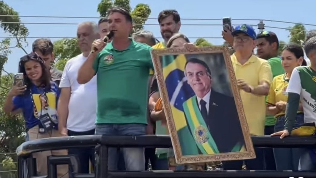 Flávio volta a prometer que Jair Bolsonaro vai lhe entregar a faixa presidencial