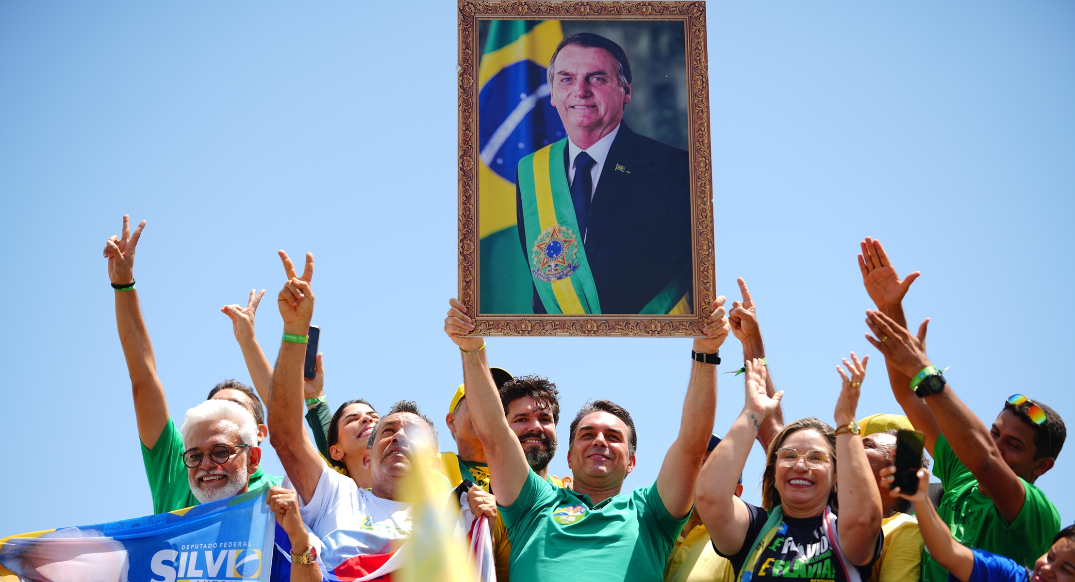 “Vem aqui tomar meu quadro, TRE!”, diz Flavio Bolsonaro após apreensão no Rio de Janeiro