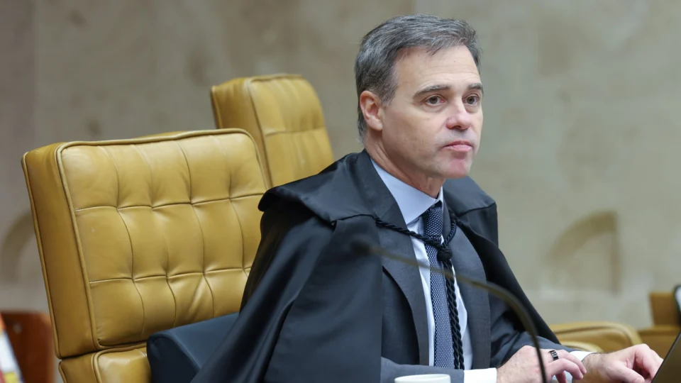 Mendonça enfrenta Moraes, critica “arapongagem” e pede acesso integral ao inquérito das fake news