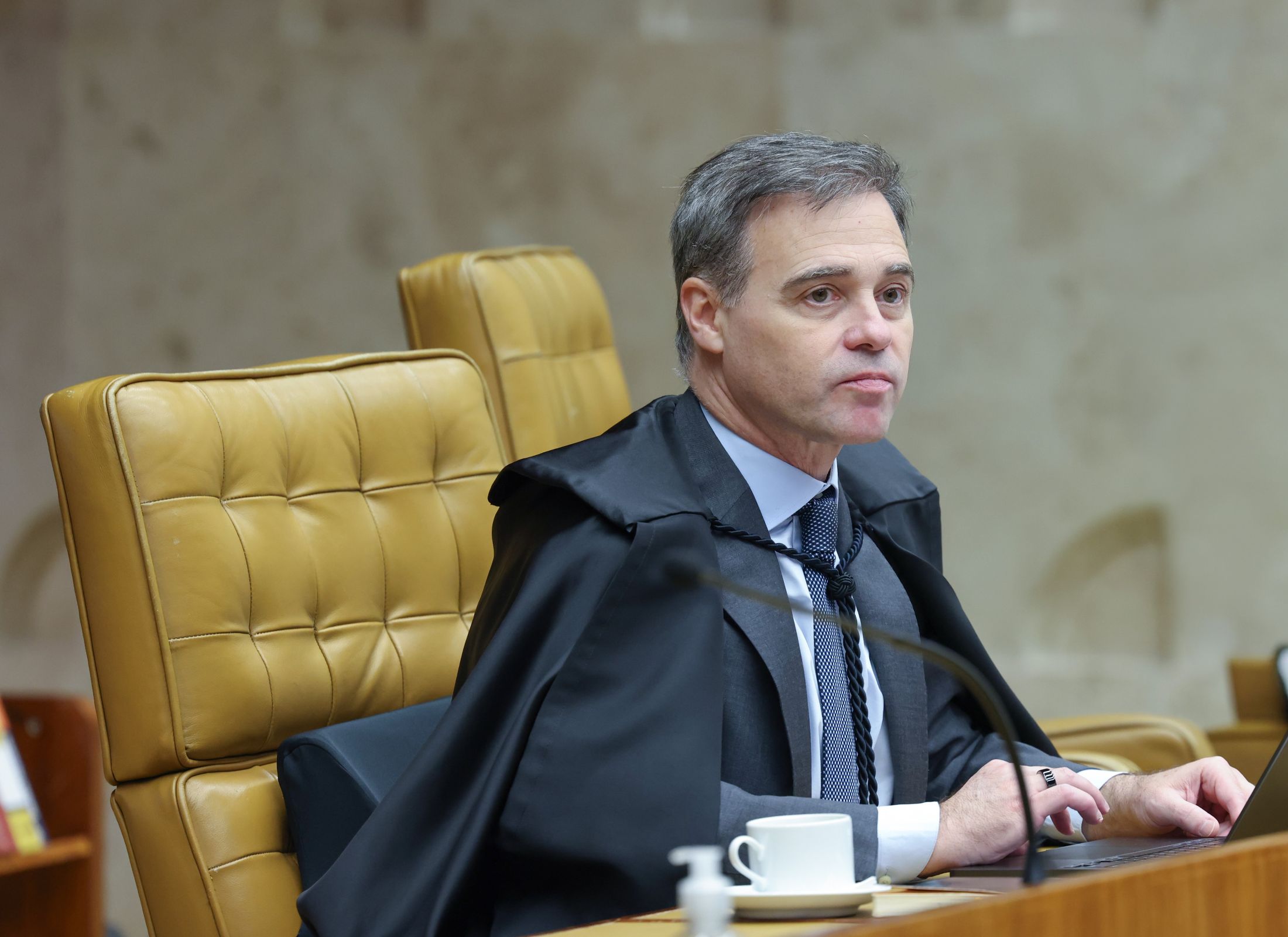 Mendonça enfrenta Moraes, critica “arapongagem” e pede acesso integral ao inquérito das fake news