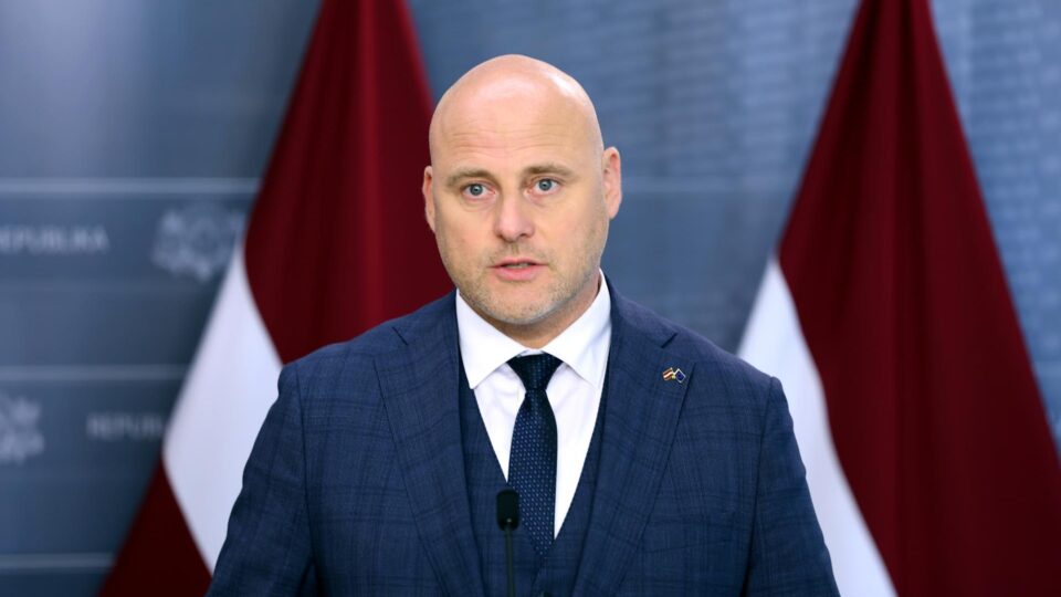 País da Otan que faz fronteira com a Rússia negocia proteção do arsenal nuclear da França