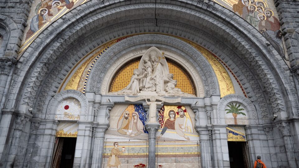 Enquanto Lourdes cobre os mosaicos de Rupnik, Aparecida os festeja