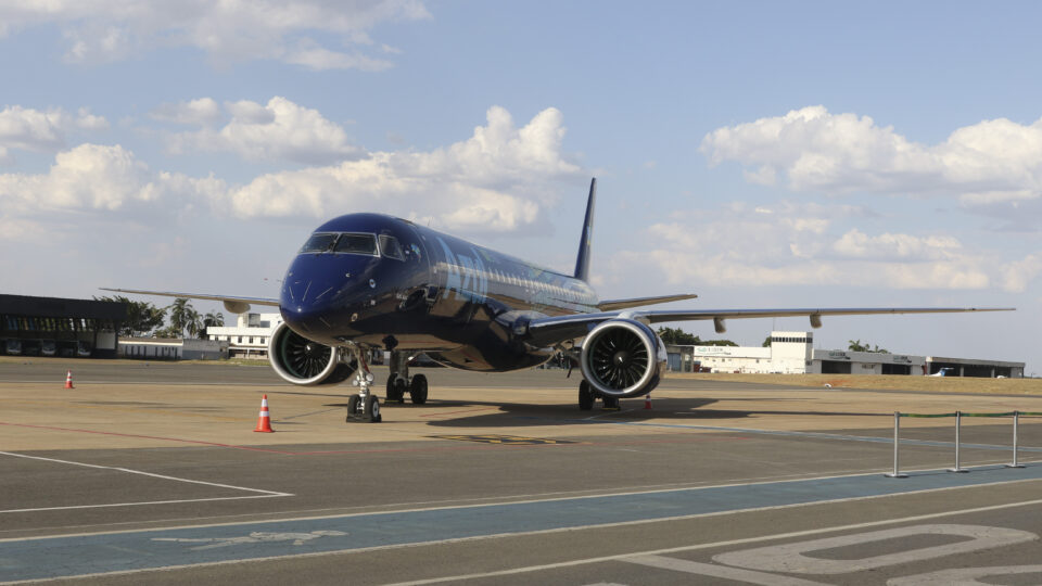 Problema no GPS mantém aviões E2 Embraer da Azul fora de operação