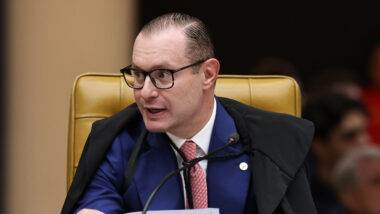 Ministro não viu provas de que há omissão do presidente do Senado e determinou intimação.
