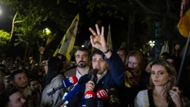 Renan Santos afirma que os EUA podem interferir nas eleições brasileiras e critica a atuação estrangeira no país.