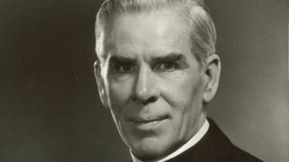 Quem foi Fulton Sheen, o bispo-celebridade que será beatificado por Leão XIV