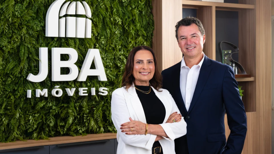 Ilso Gonçalves e Claudia Tocci, sócios-fundadores da JBA Imóveis, acompanham a trajetória da empresa desde 1993.