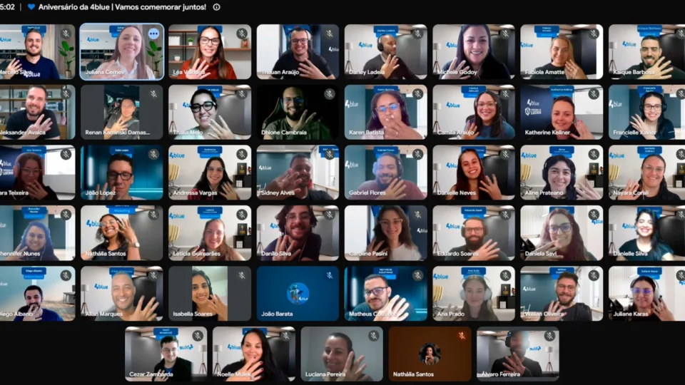 Equipe 4blue reunida virtualmente durante encontro on-line, em um momento de integração e conexão entre os colaboradores.