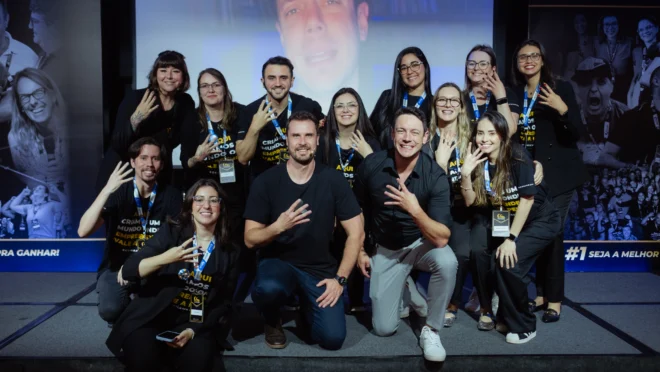 A cultura da 4blue também se constrói nos encontros, na troca e na conexão entre as pessoas. Em momentos presenciais ou no trabalho remoto, a empresa busca fortalecer o pertencimento, a colaboração e o propósito que orientam sua trajetória.