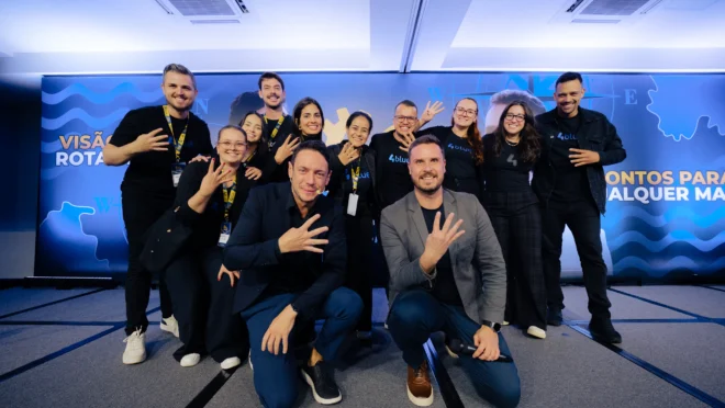 A cultura da 4blue também se constrói nos encontros, na troca e na conexão entre as pessoas. Em momentos presenciais ou no trabalho remoto, a empresa busca fortalecer o pertencimento, a colaboração e o propósito que orientam sua trajetória.