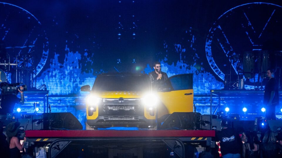 Indústria automotiva aposta no sertanejo e no rock; Volkswagen é a que investe mais