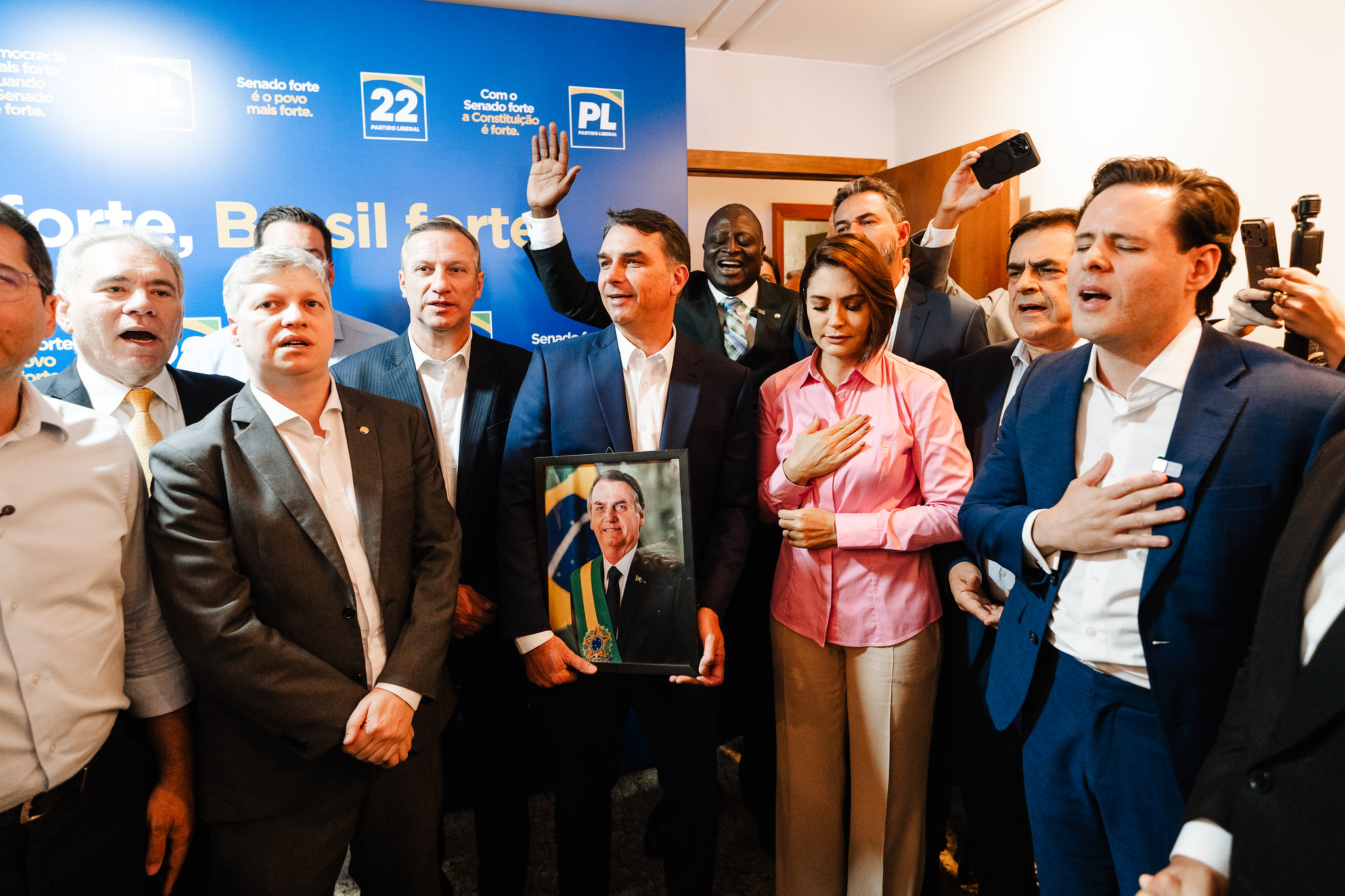 Flávio Bolsonaro apresenta candidatos aliados na disputa pelo Senado.