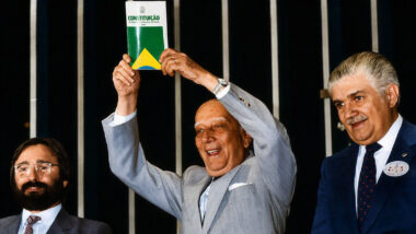 Ulysses Guimarães segura a Constituição de 1988