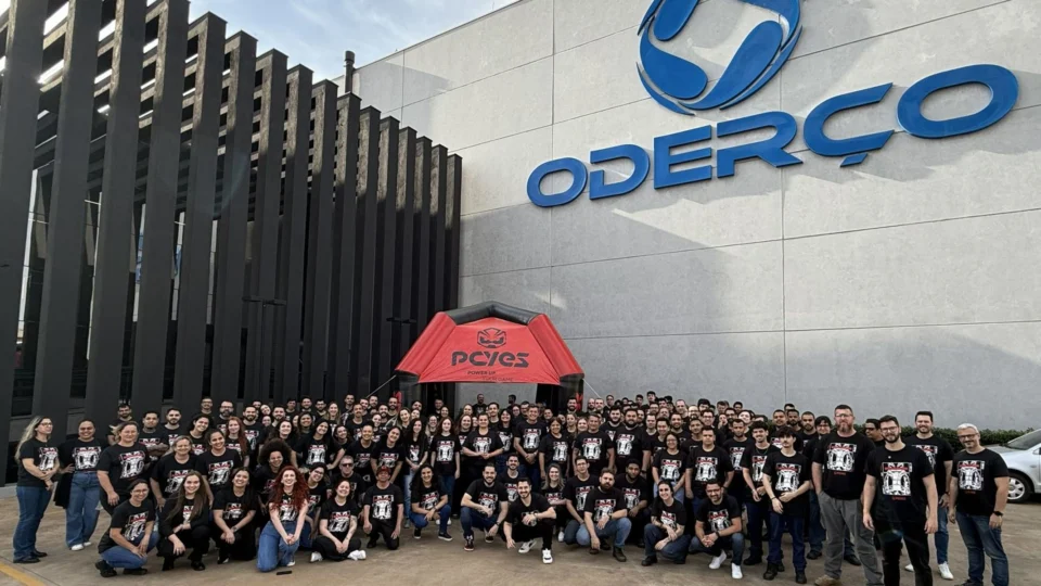 Colaboradores do Grupo Oderço em frente à sede da empresa, em Maringá: valorização das pessoas e fortalecimento da cultura estão entre as ações destacadas pela companhia.