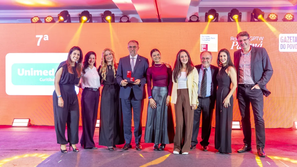 Equipe da Unimed Curitiba no palco para celebrar o reconhecimento no GPTW Paraná 2026, uma conquista que valoriza o trabalho coletivo e o compromisso com as pessoas.