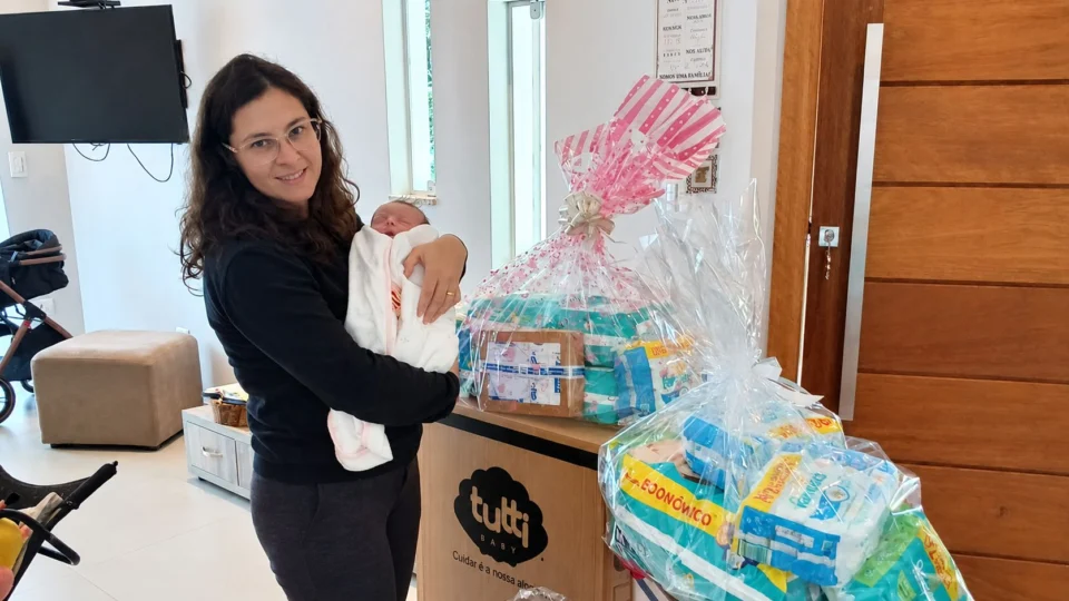 Primeira colaboradora da Perfipar a receber o novo kit maternidade, benefício implantado pela empresa para apoiar funcionárias nesse momento.