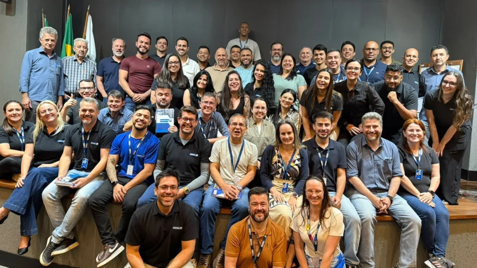 Colaboradores da Perfipar em encontro que reforça a integração da equipe e os princípios que orientam a cultura da empresa.