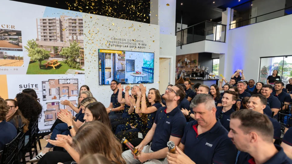 Colaboradores da Prati Empreendimentos participam de encontro interno da empresa, em momento de celebração e reconhecimento pelos resultados alcançados em equipe.