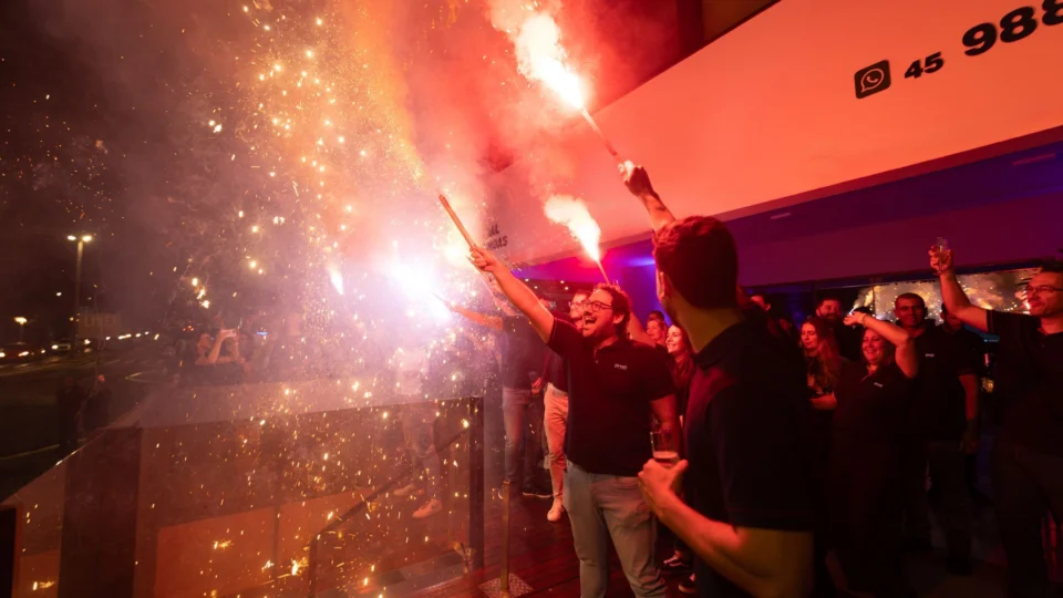 Colaboradores da Prati celebram as conquistas da empresa.