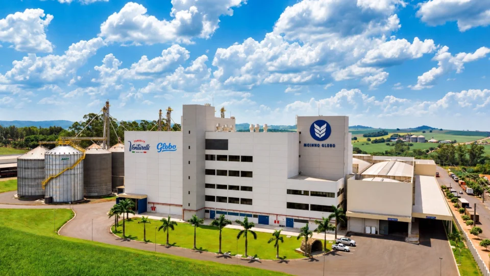 Unidade industrial do Moinho Globo, em Sertanópolis, reflete a combinação entre modernização, tecnologia e tradição que marca a trajetória da empresa.