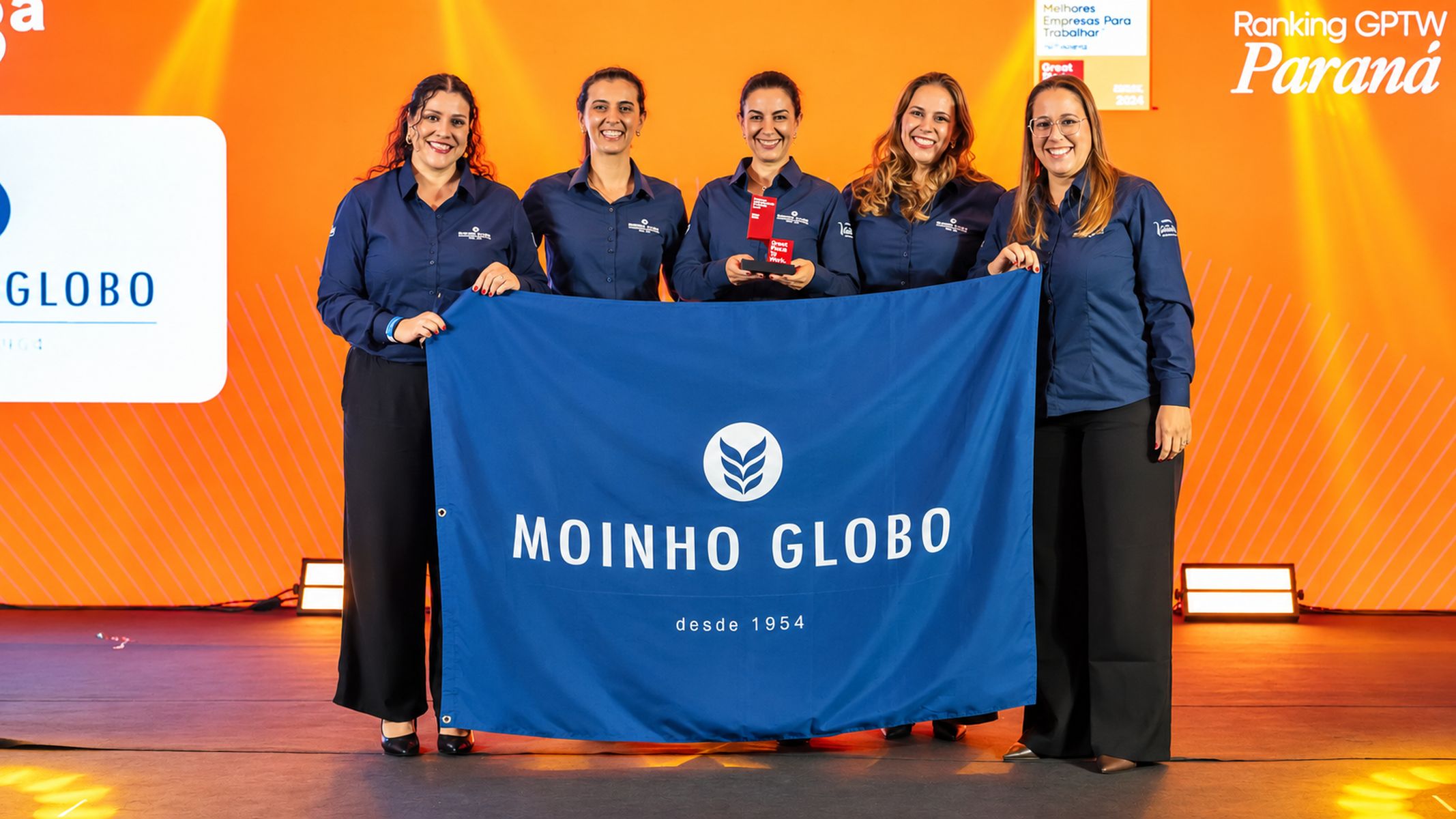 Representantes do Moinho Globo celebram o reconhecimento no ranking GPTW Paraná, durante a cerimônia de premiação.