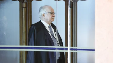 Presidente do Supremo defendeu divulgação ampla do caso Master e agora lida com cobrança após reportagens com conversas entre Vorcaro e seus advogados.